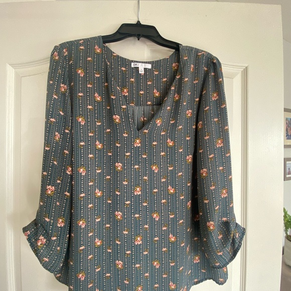 DR2 Slate Green Floral Split V-Neck Blouse - Picture 2 of 3